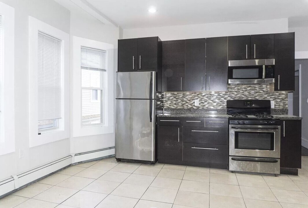 1000 Memorial Dr, Unit 2F in Cambridge, MA - Building Photo