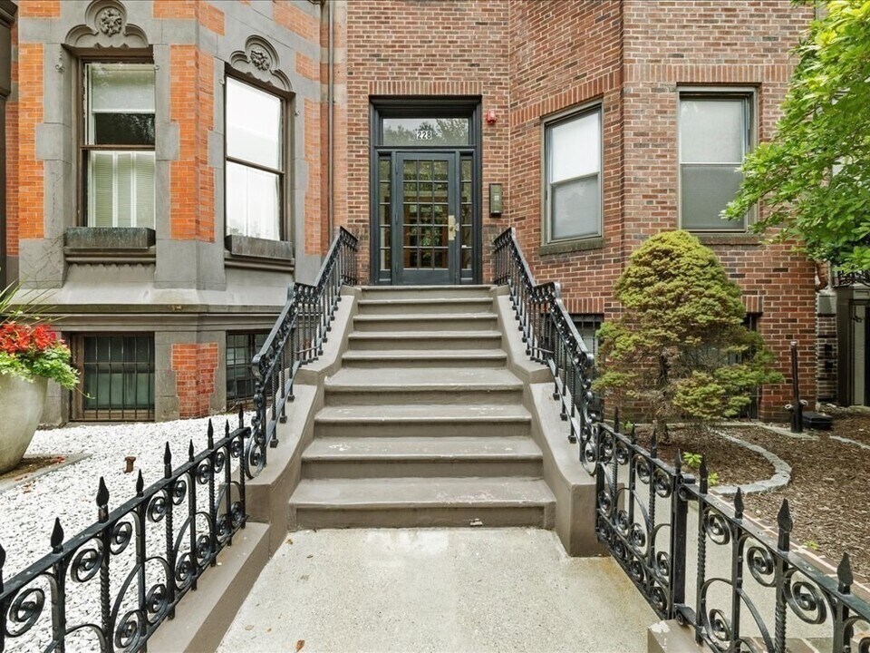 228 Commonwealth Ave, Unit 9 in Boston, MA - Building Photo