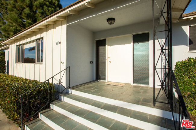 8136 Loyola Blvd in Los Angeles, CA - Foto de edificio - Building Photo