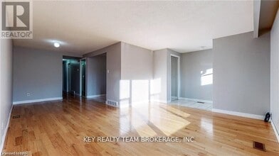 10 Hill Park Ln in St Catharines, ON - Building Photo - Building Photo