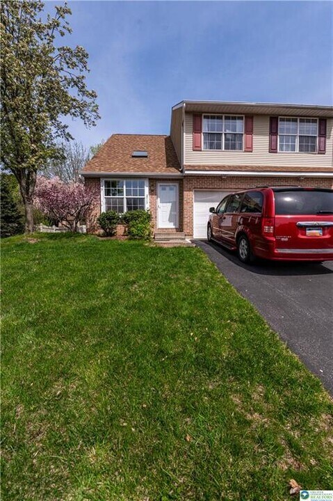 2717 Tamlynn Ln in Easton, PA - Building Photo