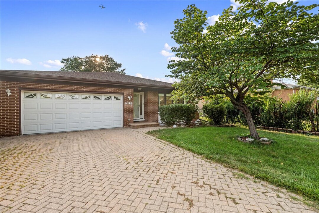 8128 N Caldwell Ave in Niles, IL - Building Photo