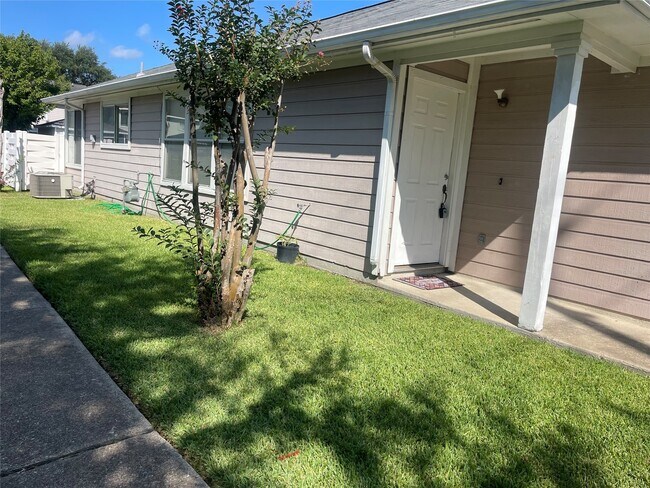 3759 E Traditions Ct in Houston, TX - Building Photo - Building Photo