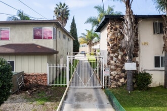 921 N. Cedar St. in Inglewood, CA - Foto de edificio - Building Photo