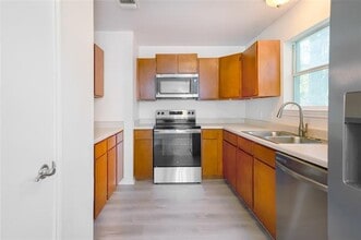 714 E 12th St in Bonham, TX - Foto de edificio - Building Photo