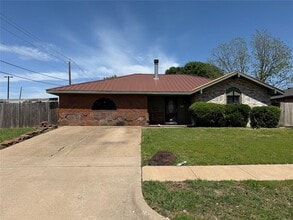 4902 Stagecoach Ln in Garland, TX - Building Photo - Building Photo