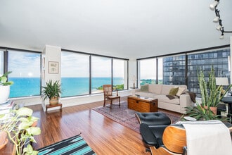 5445 N Sheridan Rd in Chicago, IL - Building Photo - Building Photo