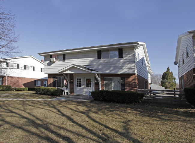8626-8628 W Howard Ave in Milwaukee, WI - Building Photo - Building Photo