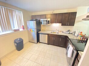 148 N Beacon St, Unit A2 in Boston, MA - Foto de edificio - Building Photo