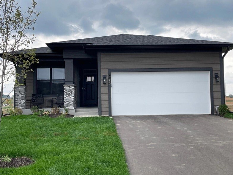 5380 Robinwood Ct in Chaska, MN - Foto de edificio