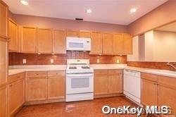1 Portico Ct in Great Neck, NY - Building Photo - Building Photo