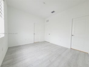 541 NE 4th Ln in Florida City, FL - Foto de edificio - Building Photo