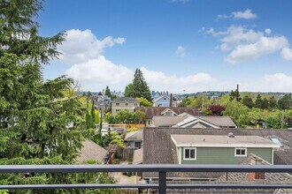 4424 Burke Ave N in Seattle, WA - Foto de edificio - Building Photo