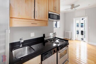 326 E 35th St in New York, NY - Building Photo - Building Photo
