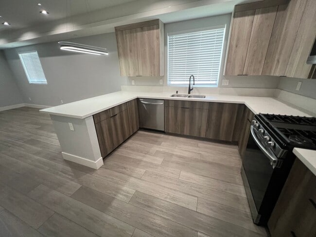 14833 Erwin St in Los Angeles, CA - Building Photo - Building Photo