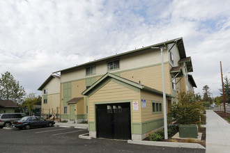 Irish Moss Plaza Apartments in Portland, OR - Foto de edificio - Building Photo