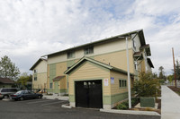 Irish Moss Plaza Apartments in Portland, OR - Building Photo - Building Photo