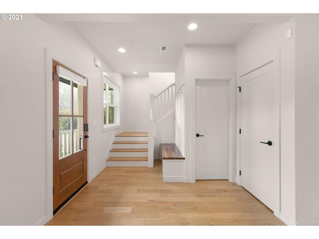 8421 N Burrage Ave in Portland, OR - Building Photo - Building Photo