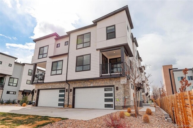 1990 S Holly St in Denver, CO - Building Photo - Building Photo