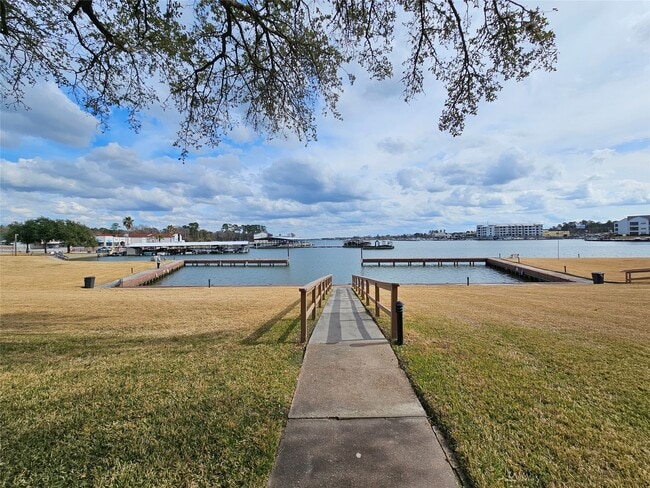 15575 Marina Dr in Montgomery, TX - Foto de edificio - Building Photo