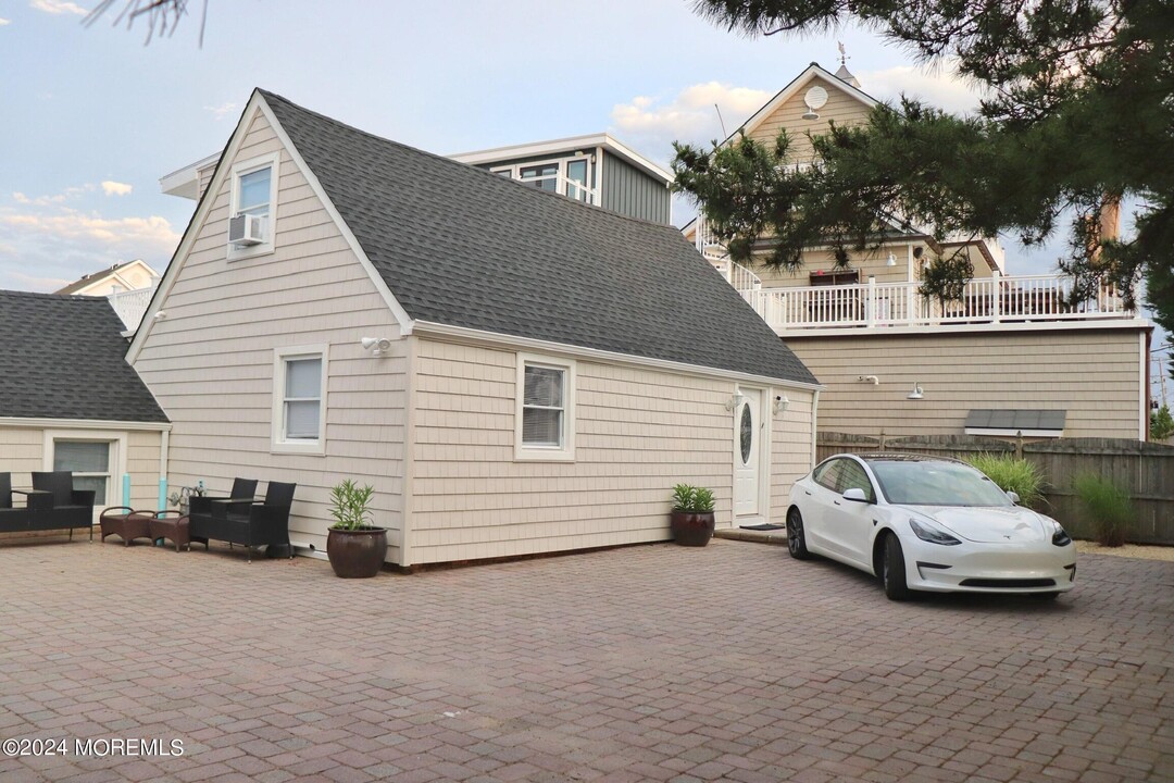 116 E Kupper Dr in Mantoloking, NJ - Building Photo