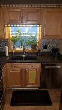 358 Pearl Street, Unit Apt. B in Rochester, NY - Foto de edificio - Building Photo