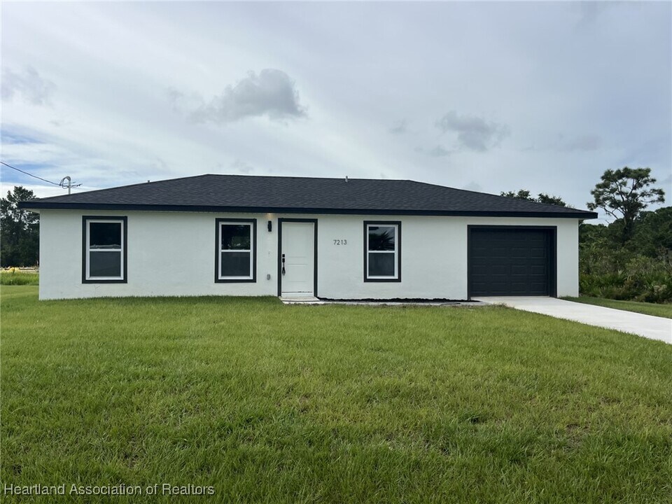 7213 Ancha St in Sebring, FL - Building Photo