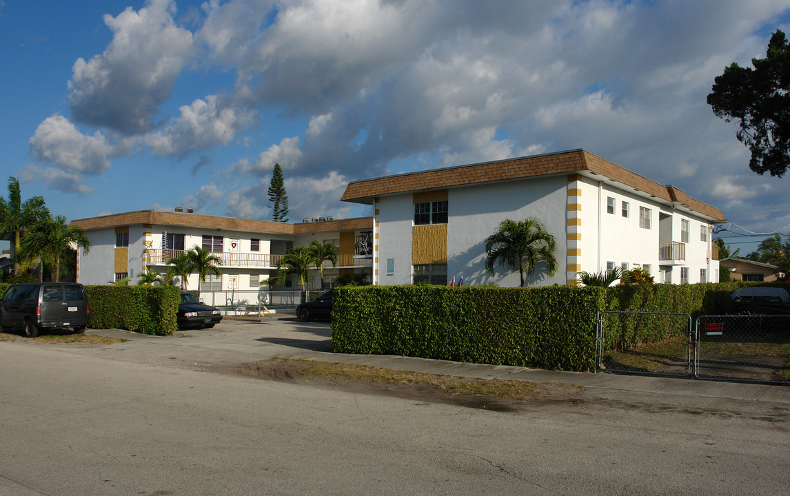 2521 Cleveland St in Hollywood, FL - Building Photo