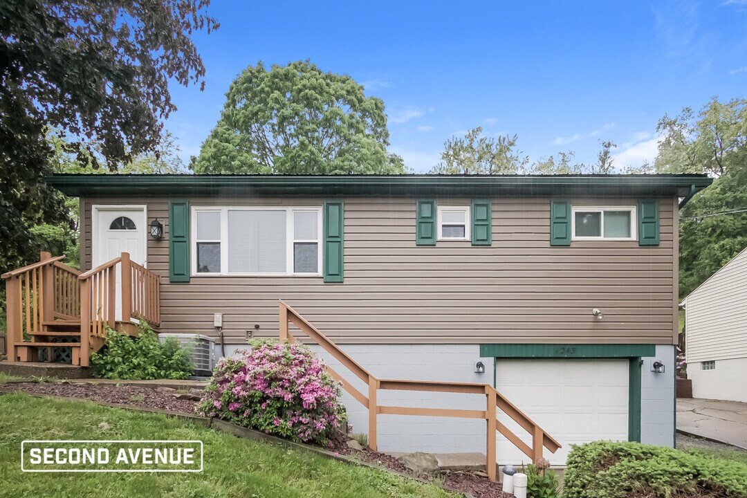 1245 Chapel Rd in Monaca, PA - Building Photo