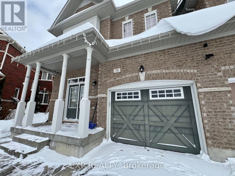 38 Pearcey Cr in Barrie, ON - Building Photo