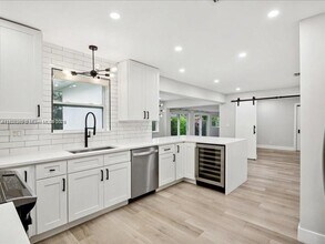 2932 NW 8th Ave in Wilton Manors, FL - Building Photo - Building Photo
