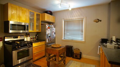 12 Africa St, Unit 1 in Providence, RI - Foto de edificio - Building Photo