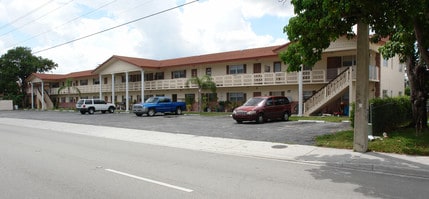 3800 NW 81st Ave in Coral Springs, FL - Foto de edificio - Building Photo