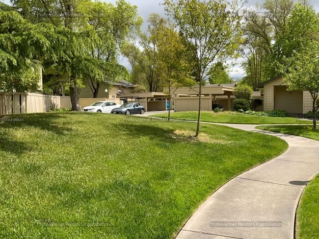 2706 Woodlake Dr in Santa Rosa, CA - Building Photo - Building Photo