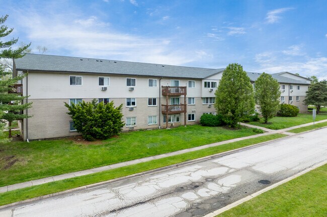 Whispering Meadows in Mundelein, IL - Building Photo - Building Photo