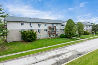 Whispering Meadows in Mundelein, IL - Foto de edificio - Building Photo