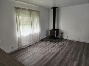 2515 Nonpareil Rd in Sutherlin, OR - Foto de edificio - Building Photo