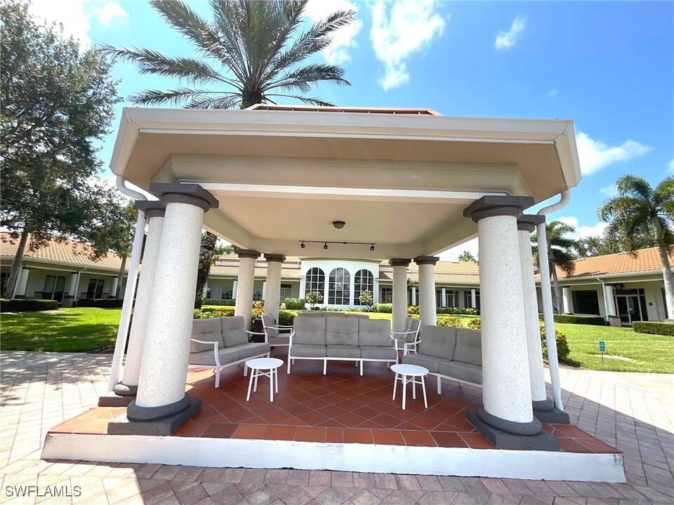 3937 Upolo Ln in Naples, FL - Foto de edificio