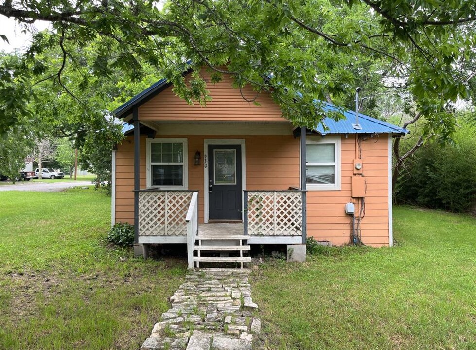 930 Red River St in Lockhart, TX - Foto de edificio