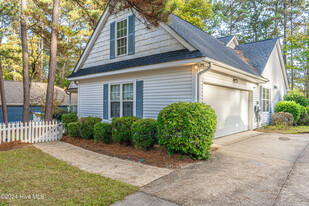 43 S Lakeshore Dr in Whispering Pines, NC - Foto de edificio - Building Photo