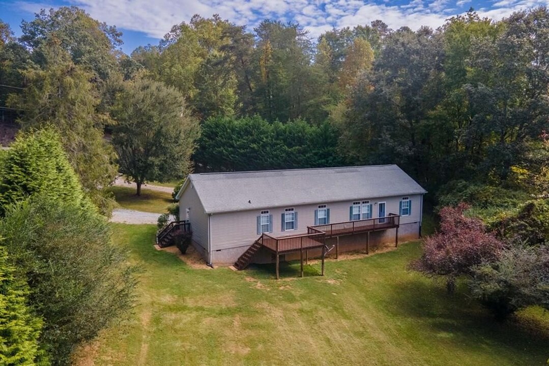407 Monteith Gap Rd in Cullowhee, NC - Building Photo