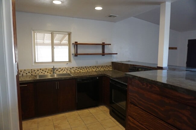 2432 N Columbus Blvd in Tucson, AZ - Building Photo - Building Photo