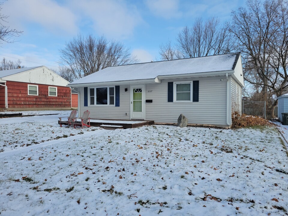 1037 Littlefield Rd in Waterloo, IA - Building Photo