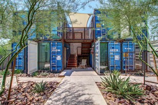 Containers on Grand Apartamentos