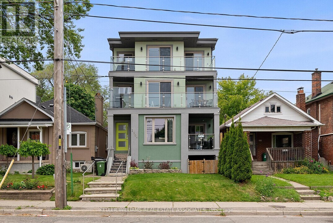 2504-2504 Lake Shore Blvd W in Toronto, ON - Building Photo