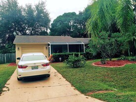 119 Oberlin Rd in Venice, FL - Building Photo