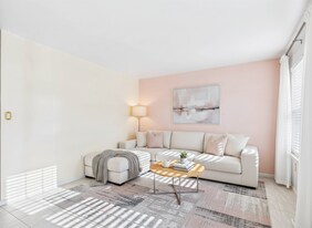 2765 Woodmont Dr in York, PA - Building Photo