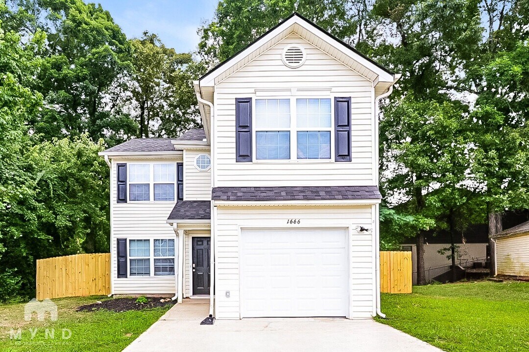 1666 Hallmark Hills Dr in Griffin, GA - Foto de edificio