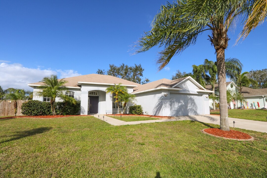 12033 Timberhill Dr in Riverview, FL - Building Photo