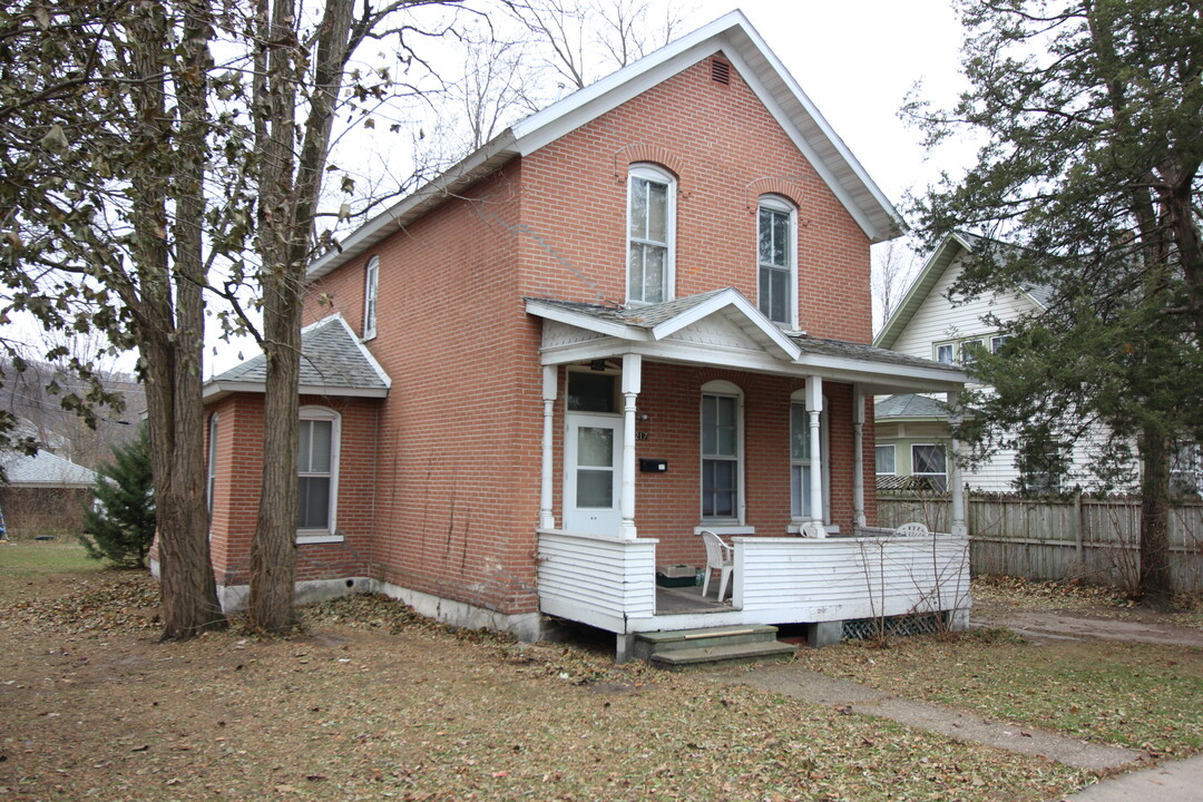 217 E King St in Winona, MN - Building Photo